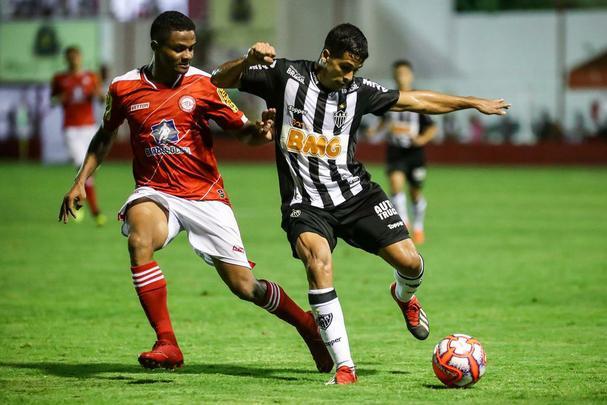 Veja imagens do jogo entre Tombense e Atltico