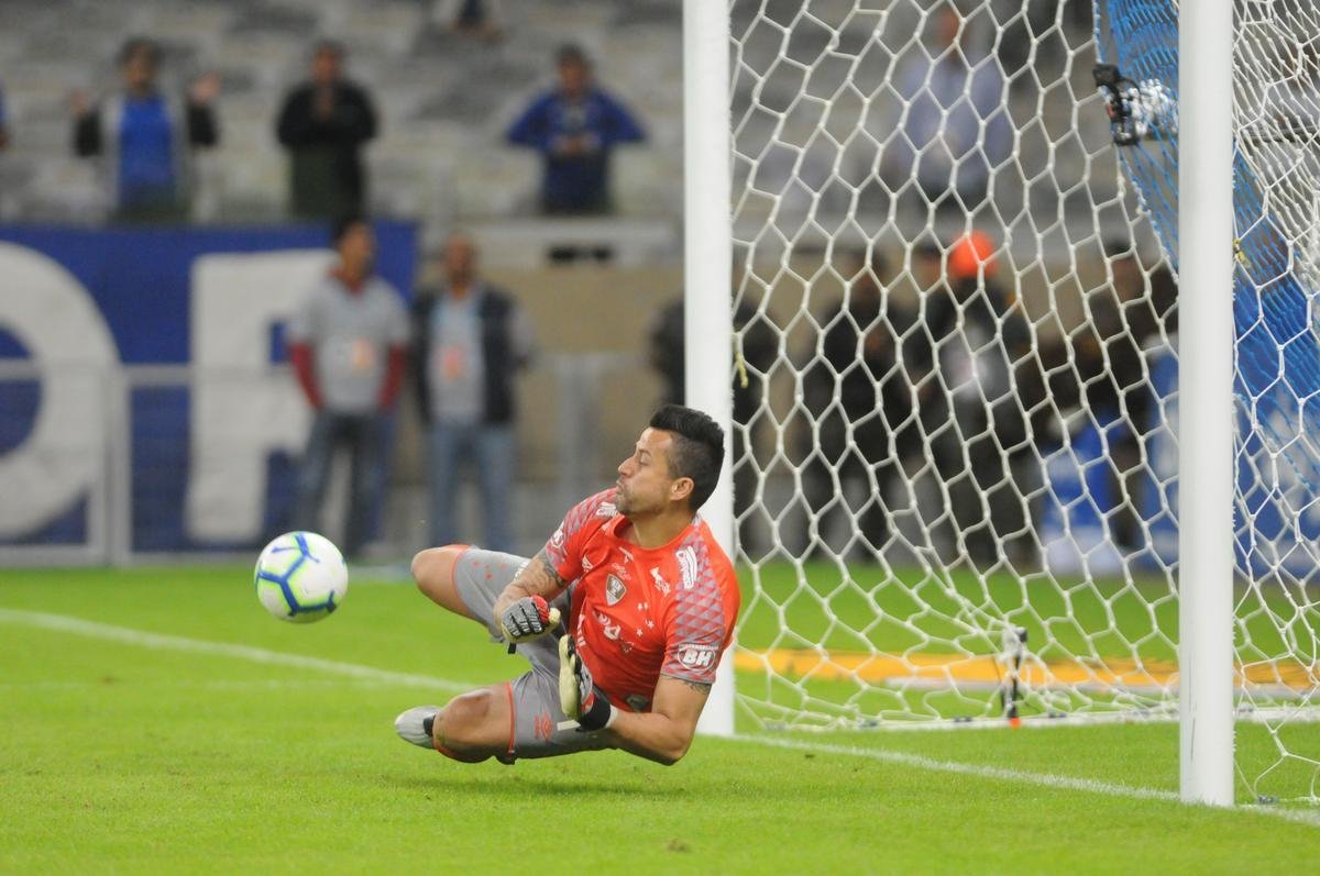 Depois de empate por 2 a 2 no tempo normal, Cruzeiro derrotou Fluminense por 3 a 1 nos pnaltis e avanou s quartas de final da Copa do Brasil. Fbio pegou uma cobrana; Sass, Pedro Rocha e Thiago Neves converteram para a Raposa
