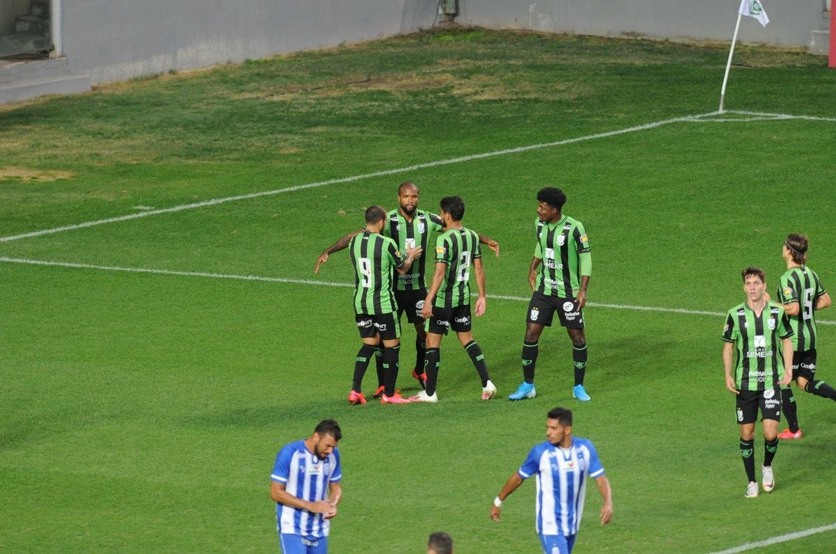 No segundo tempo, o CSA empatou com gol de cabea de Rodrigo Pimpo. Mas, logo depois, Amrica voltou  frente do placar, com gol do zagueiro Messias
