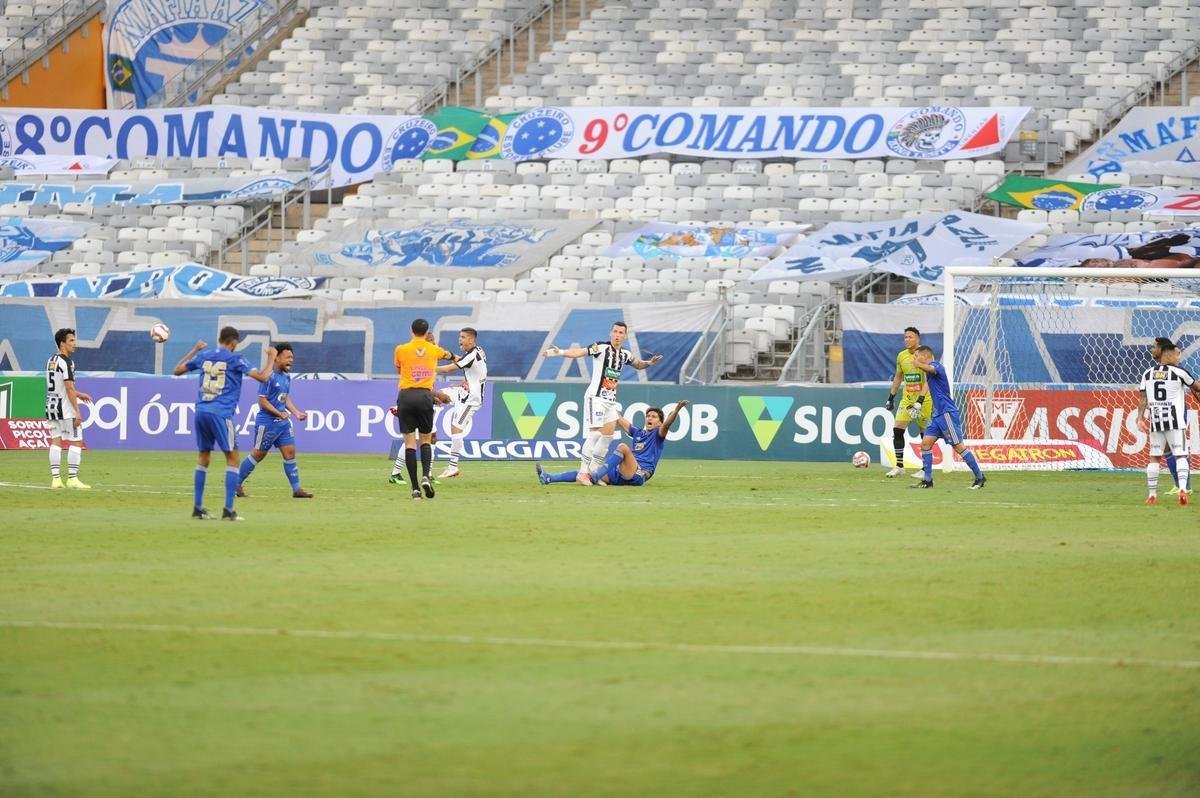 Fotos da vitria do Cruzeiro sobre o Athletic de So Joo del-Rei, por 1 a 0, no Mineiro, pela quarta rodada do Campeonato Mineiro de 2021. Marcelo Moreno, de pnalti, marcou o gol do triunfo celeste no Gigante da Pampulha