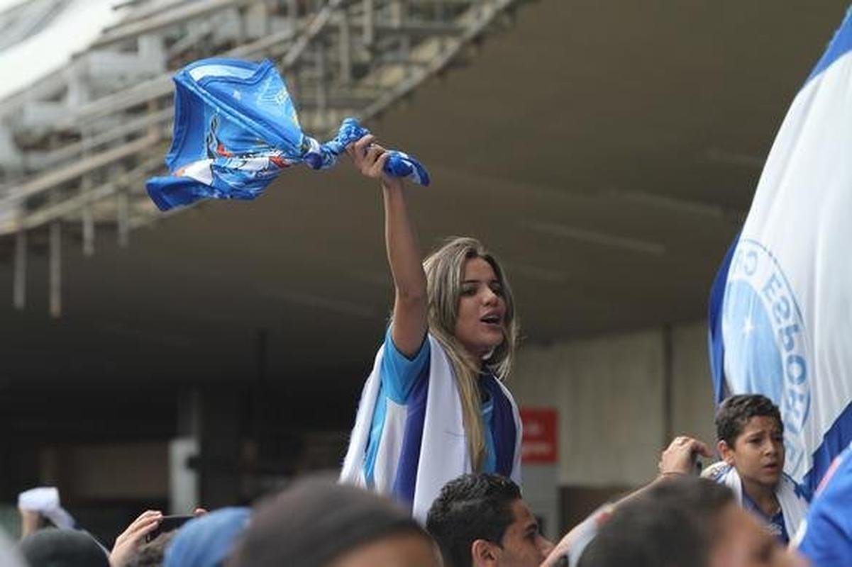 Na chegada ao Aeroporto de Confins, jogadores do Cruzeiro, campees brasileiros, fizeram festa com a torcida e at subiram no teto do nibus do clube