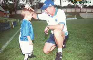 Tcnico Felipo recebe visita de pequeno torcedor na Toca I, em 2001
