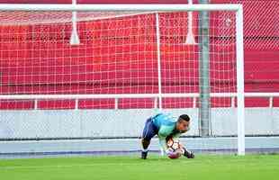 Fotos do treino do Cruzeiro no estdio Libertadores de Amrica, casa do Independiente, em Avellaneda. Time celeste fechou preparao para o jogo contra o Racing, s 21h30 desta tera-feira, no El Cilindro, pela primeira rodada do Grupo 5 da Copa Libertadores (Ramon Lisboa/EM D.A Press)