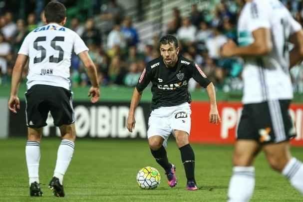 Com atuao ruim, Atltico  derrotado pelo Coritiba, por 2 a 0, no Couto Pereira, e fica mais distante do ttulo do Campeonato Brasileiro