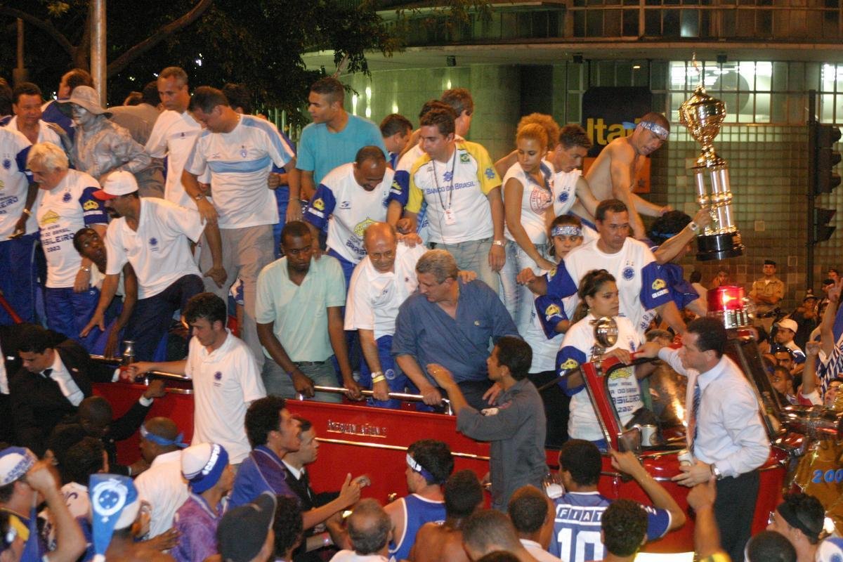 A festa do titulo brasileiro de 2003 no terminou no Mineiro aps a vitria do Cruzeiro por 2 a 1 sobre o Paysandu. O elenco cruzeirense saiu do estdio em carro aberto do Corpo de Bombeiros e foi 'abraado' pela torcida celeste nas ruas de Belo Horizonte. As comemoraes se estenderam at a madrugada nos bares da capital mineira.