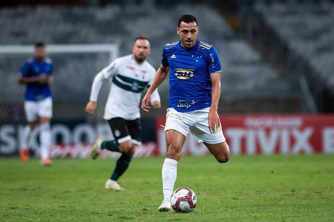 Fotos do gramado do Mineiro em condies ruins