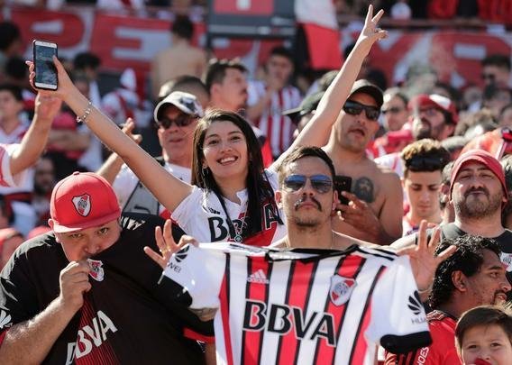 Torcedores do River Plate na final da Libertadores, contra o Boca Juniors, no Monumental de Nez