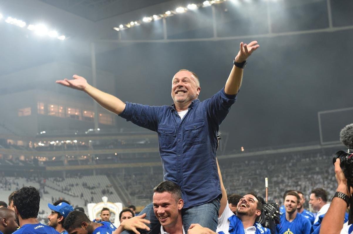 Seja em campo, nas arquibancadas da Arena Corinthians ou nas ruas de Belo Horizonte, os cruzeirenses comemoraram bastante a conquista do sexto ttulo da Copa do Brasil. O clube se tornou o maior vencedor isolado da histria do torneio, deixando para trs o Grmio, que ganhou cinco vezes. Veja as melhores imagens da celebrao de jogadores, dirigentes e torcedores!
