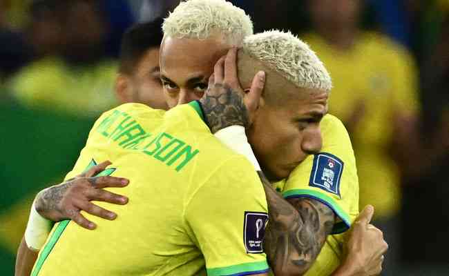 Richarlison e Neymar se consolam aps eliminao do Brasil na Copa do Mundo