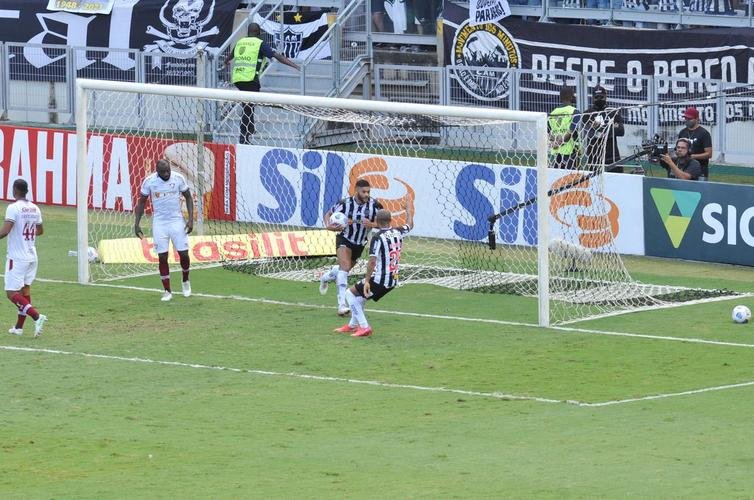 Ainda no primeiro tempo, o Atltico empatou em cobrana de pnalti de Hulk aps reviso do VAR: 1 a 1