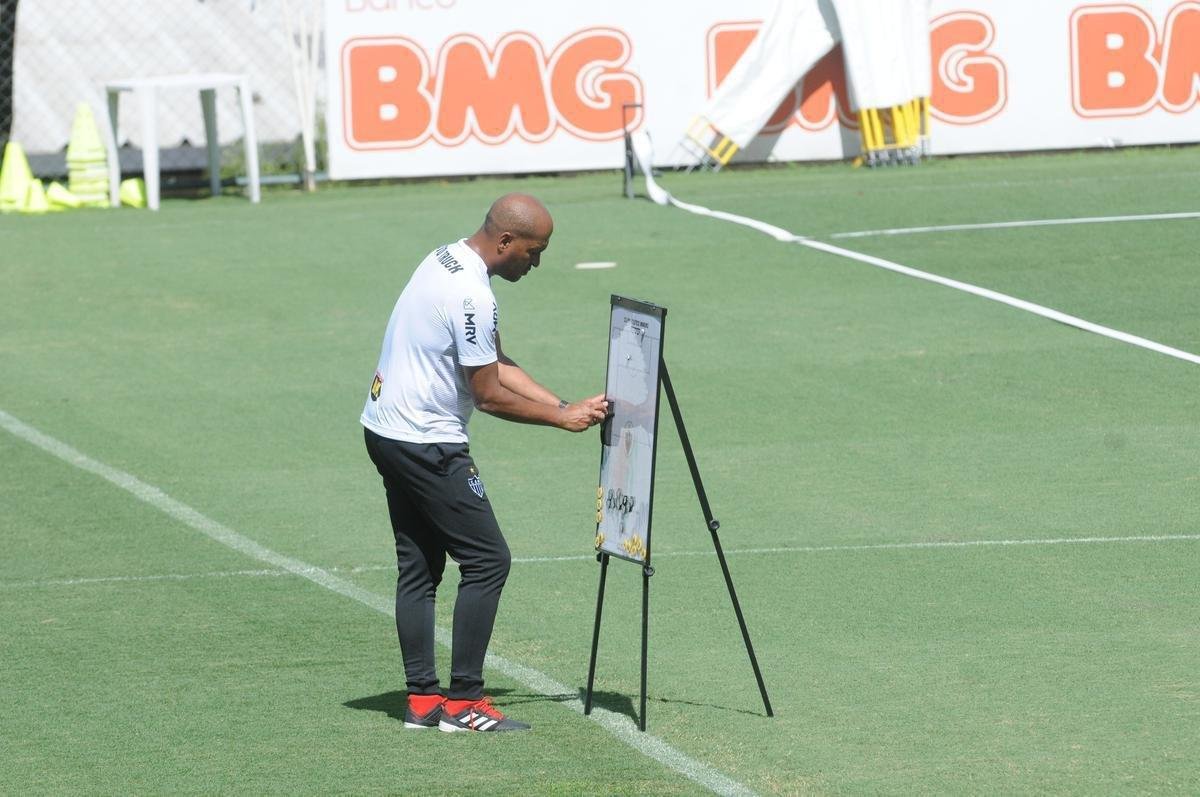 Treino do Atltico nesta segunda-feira, na Cidade do Galo, contou com a volta do meia  Juan Cazares. Direo no chegou a acordo para vend-lo a clube saudita. Tcnico Rafael Dudamel relacionou 23 jogadores para a viagem a Santa Fe, local da estreia na Sul-Americana, quinta-feira, contra o Unin-ARG. Jogador equatoriano ficou fora da lista.