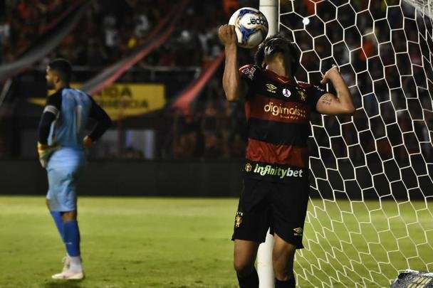 De virada e com gols de Hernane e Guilherme, o Sport reencontrou o caminho das vitórias, diante do Paraná, na Ilha do Retiro, pela 31ª rodada da Série B