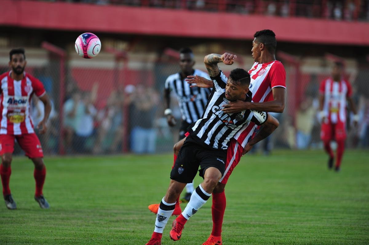 Villa Nova e Atltico se enfrentaram nesta quinta-feira