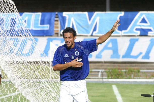 Fred em ação pelo Cruzeiro entre 2004 e 2005