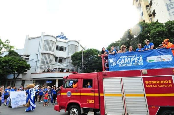 Jogadoras do Minas desfilam em carro aberto pelas ruas de Belo Horizonte após conquista do tri da Superliga Feminina de Vôlei