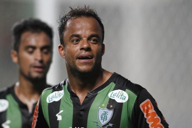 O jogador do Amrica foi condenado, em 2011, a dois anos e oito meses de priso por supostamente ter estuprado uma jovem italiana em 2010. O atleta diz ser vtima de extorso. O caso ainda est na Justia.