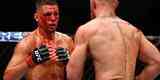 Conor McGregor (luvas azuis) venceu Nate Diaz por deciso majoritria na luta principal do UFC 202