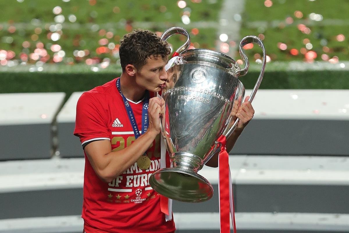 Bayern conquistou o hexa da Liga dos Campeões da Europa ao vencer o PSG por 1 a 0, neste domingo, no Estádio da Luz, em Lisboa. Coman marcou o gol do título alemão. Capitão Neuer ergue a taça junto aos seus companheiros.