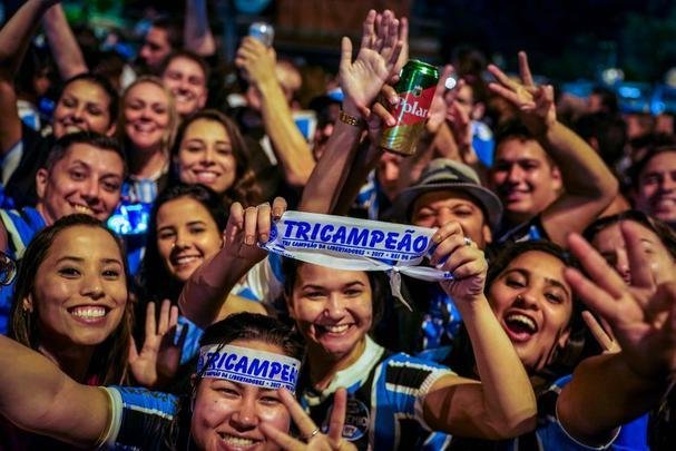 Grêmio conquista o tri da Libertadores e torcida tricolor invade as ruas de Porto Alegre