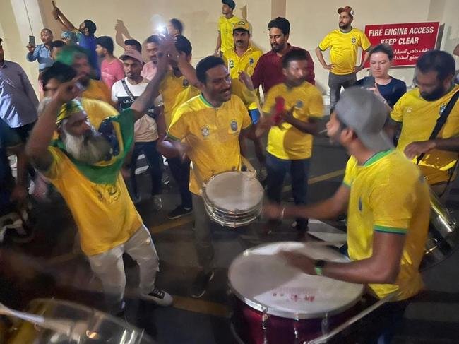 Seleção Brasileira chegou ao hotel The Westin Doha Hotel & Spa, no Centro de Doha, capital do Catar, e teve recepção calorosa de torcedores do Brasil e de outros países. Muitos curiosos apareceram para tentar ver os craques que vão buscar o hexa na Copa do Mundo