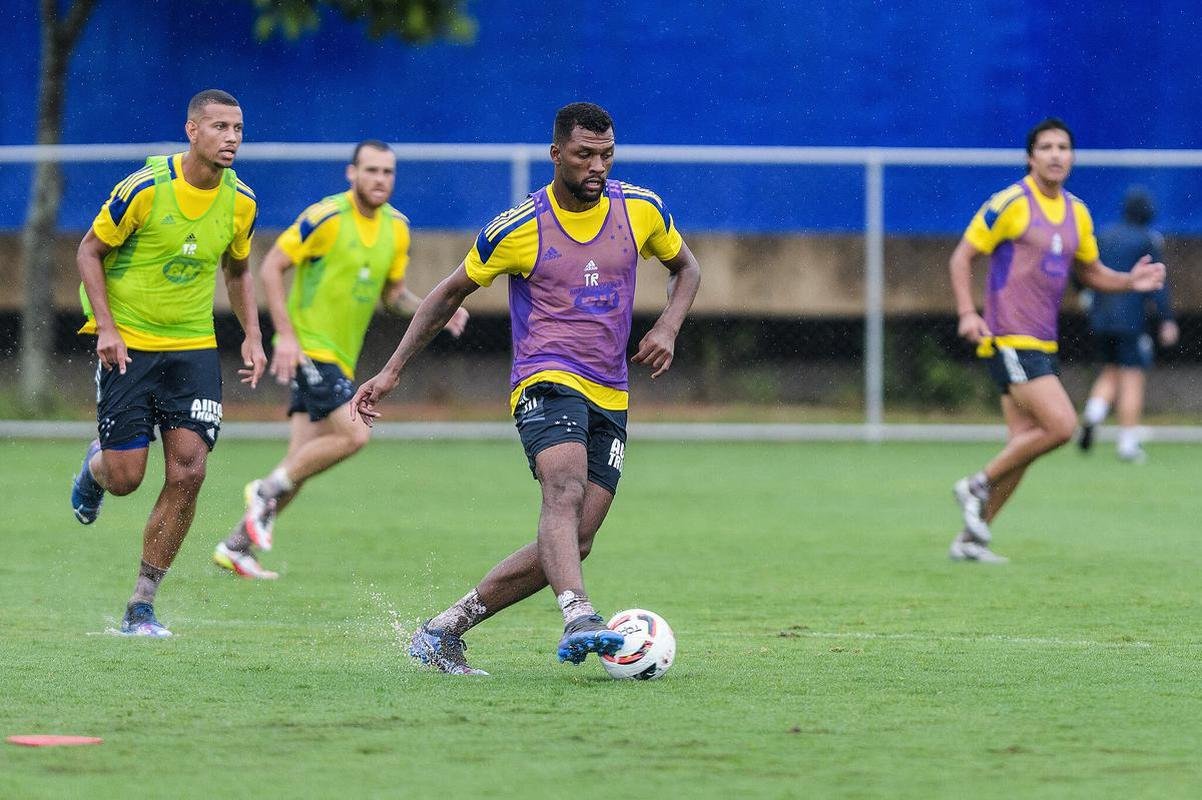 Imagens do treino do Cruzeiro neste sbado (8), sob forte chuva, na Toca da Raposa II, em Belo Horizonte