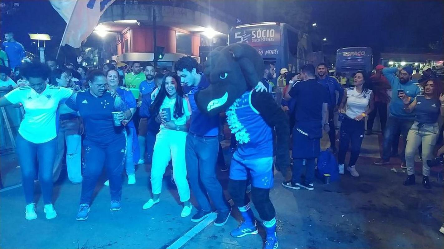 Festa do Cruzeiro na Praa 7 de Setembro, em Belo Horizonte, em comemorao ao acesso  Srie A do Campeonato Brasileiro de 2023