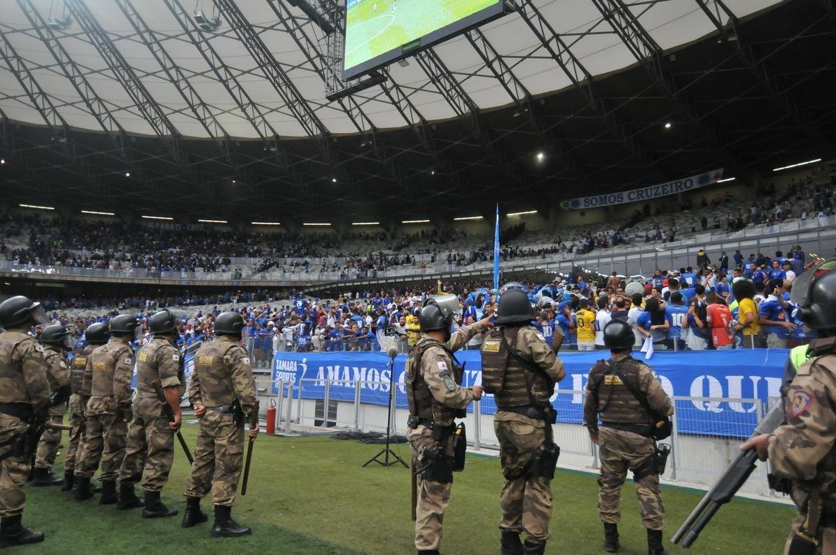 Depois de derrota do Cruzeiro para o Palmeiras e da confirmao do rebaixamento, Mineiro virou praa de guerra, com ira da torcida, depredaes e bombas