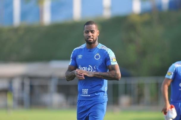 Fotos do primeiro treino de Abel Braga na Toca da Raposa II. Tcnico foi apresentado pelo Cruzeiro neste sbado e dirigir a equipe na segunda, s 20h, diante do Gois, no Serra Dourada, pela 22 rodada do Campeonato Brasileiro