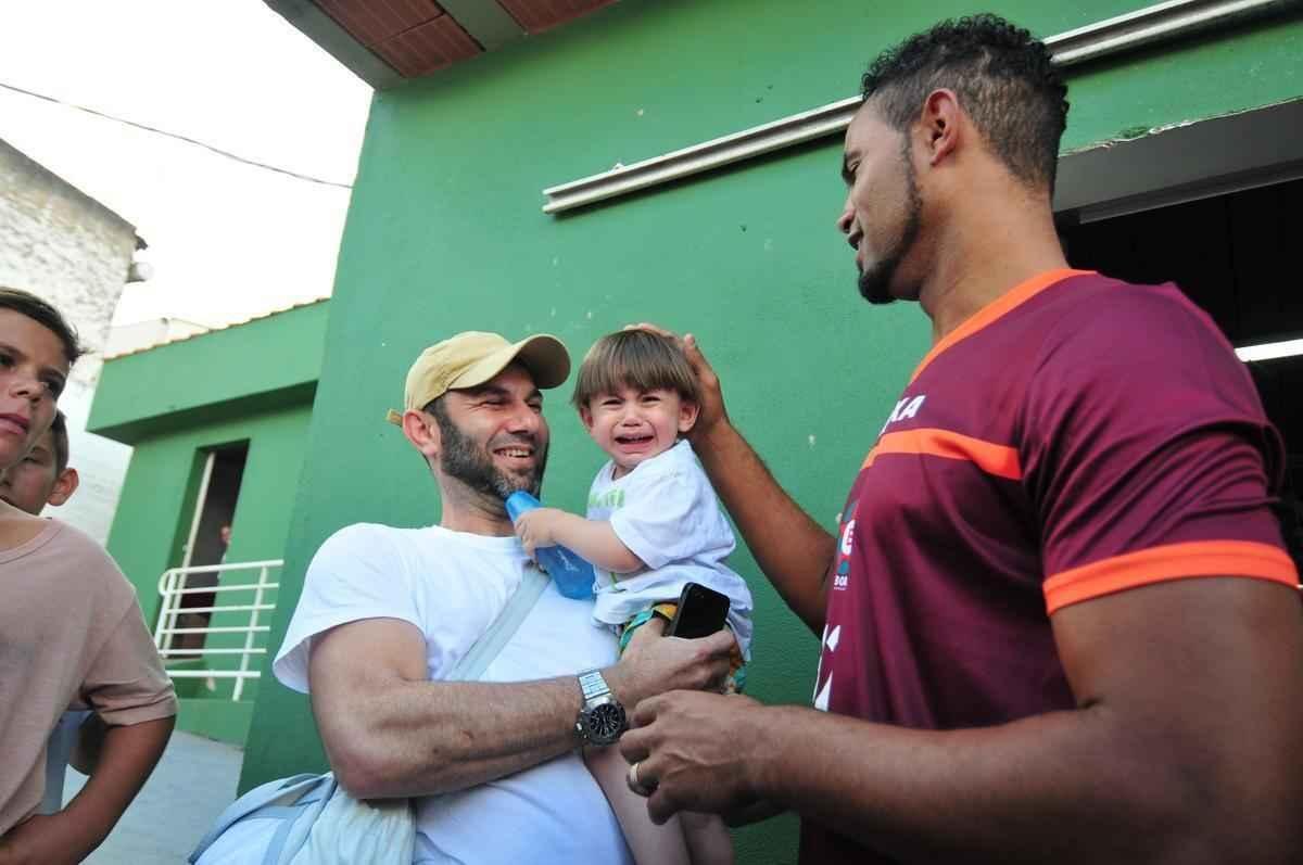 Torcedores do Boa Esporte foram na tarde desta tera-feira ao Estdio Municipal Rubro Negro para tirar selfies com o goleiro Bruno. Jogador realizou teste fsicos no local
