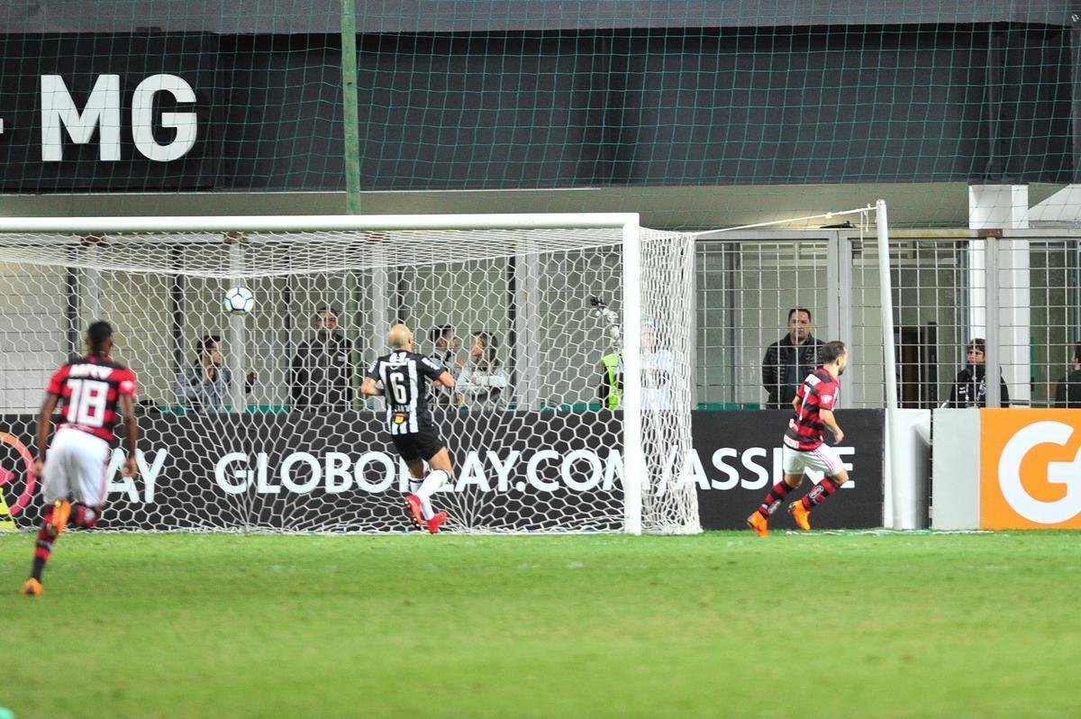 Galo pressionou no segundo tempo, mas levou gol em contragolpe: verton Ribeiro fez aps passe de Vincius Jnior: 1 a 0 Flamengo