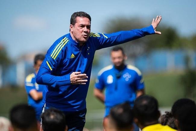 Luxemburgo conversou com os jogadores e orientou o time durante o treino