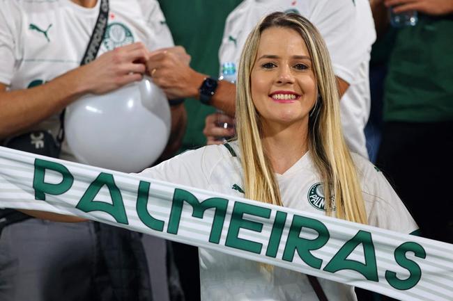 Fotos das torcidas de Palmeiras e Chelsea durante a final do Mundial de Clubes no Estdio Mohammed Bin Zayed em Abu Dhabi