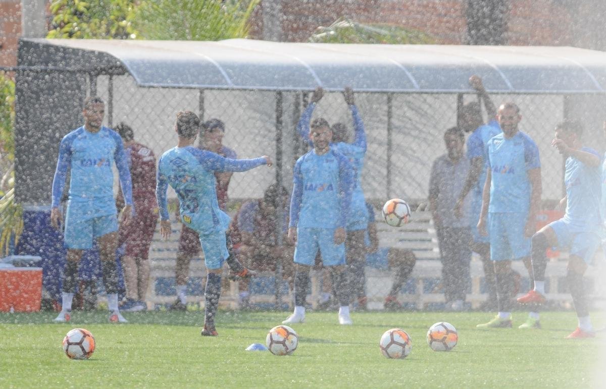 Fotos da reapresentao do Cruzeiro nesta segunda-feira, na Toca da Raposa II. Time se prepara para enfrentar o Boca Juniors, quinta-feira  noite, s 21h45, no Mineiro. Jogo valer pelas quartas de final da Copa Libertadores (Leandro Couri/EM D.A Press)