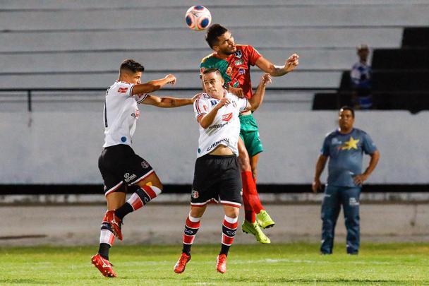 Santa Cruz e Petrolina em jogo válido pela primeira rodada do Campeonato Pernambucano
