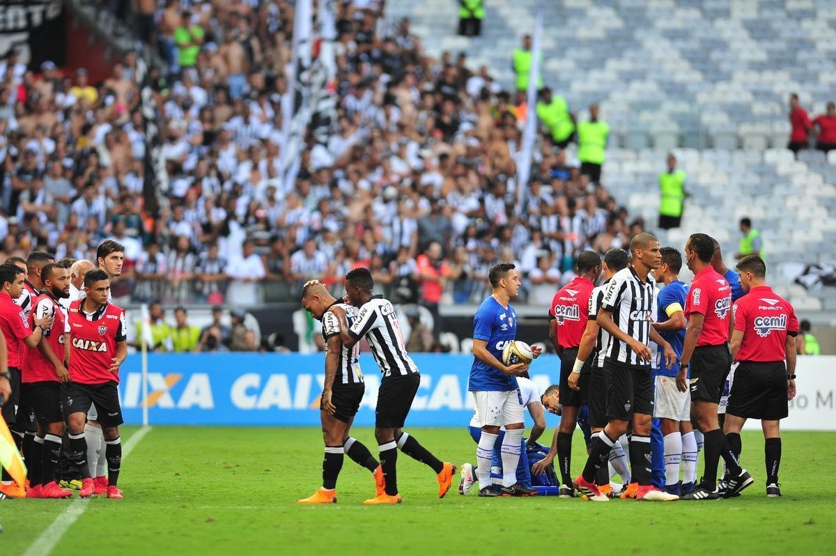 Lances do primeiro tempo do clssico entre Cruzeiro e Atltico, no Mineiro