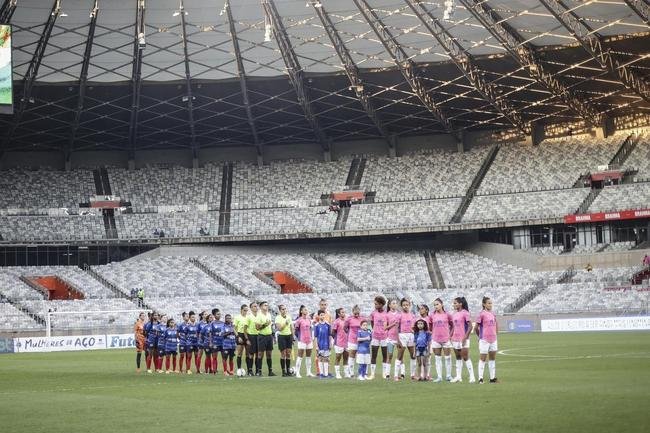 Em preliminar de Cruzeiro x Ituano pela Srie B, o time feminino da Raposa, conhecido como Cabulosas, goleou o Araguari por 8 a 0 pela terceira rodada do Campeonato Mineiro Feminino. Equipe cruzeirense estreou o uniforme rosa, confeccionado pela Adidas em homenagem  campanha Outubro Rosa, de conscientizao contra o cncer de mama