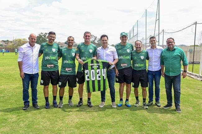 Fotos da renovao do Amrica com o tcnico Vagner Mancini nesta segunda-feira (26/9)