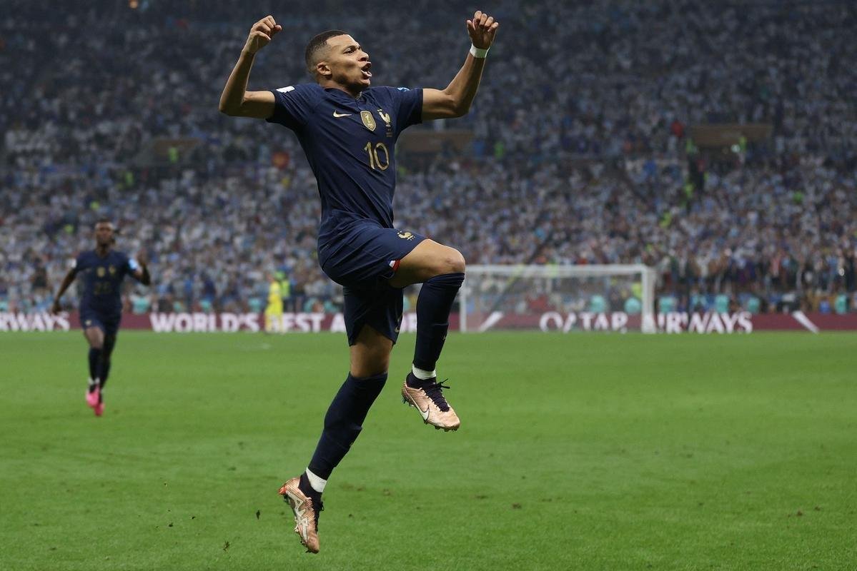 Mbapp marca o seu segundo gol e empata para a Frana diante da Argentina na final da Copa do Mundo, no Estdio Icnico de Lusail, no Catar