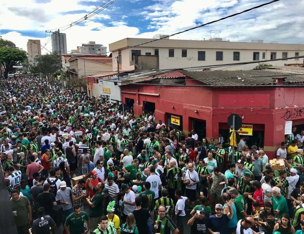Torcedores do Amrica fazem a festa nos arredores do Independncia, com f na vitria do Coelho contra o So Bento