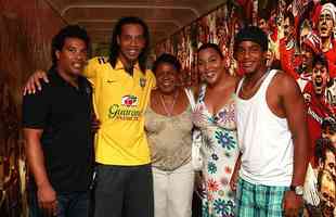 01/04/2009 - Ronaldinho recebe a famlia depois do treino da Seleo Brasileira. Na foto, o craque ao lado de Assis, Dona Miguelina, Deisi e Diego