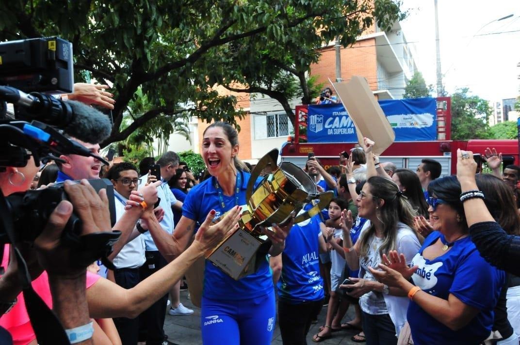 Chegada das campes da Superliga Feminina  sede do Minas, em Belo Horizonte. Em seguida, eles foram recepcionadas pelo presidente, por diretores e patrocinadores. Houve at brinde com champanhe