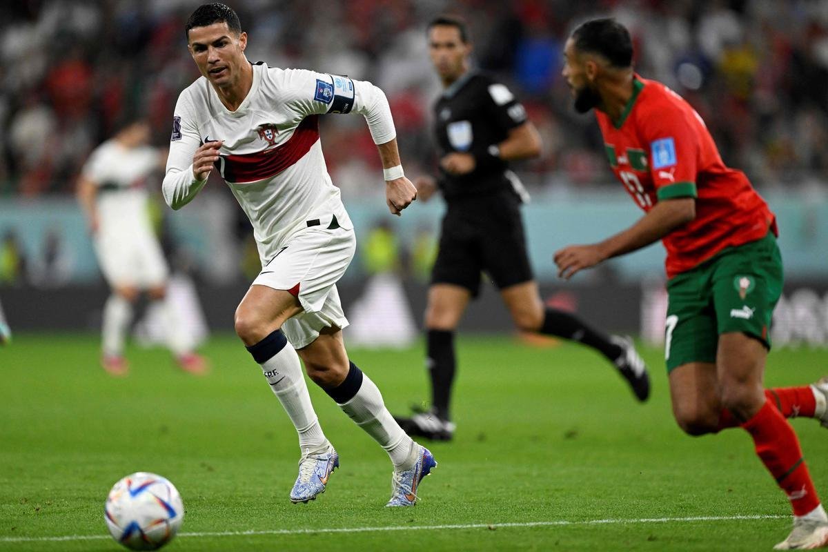 Cristiano Ronaldo chorou muito ao deixar o gramado aps a eliminao de Portugal diante de Marrocos