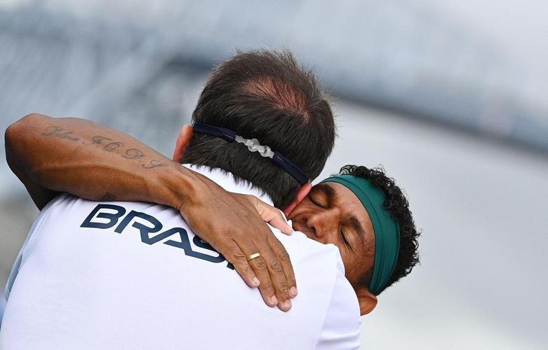 Isaquias Queiroz venceu a final da canoagem sprint C1 1000m com tempo de 4:04.408