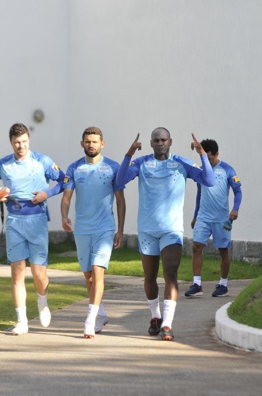 Treino do Cruzeiro nesta segunda marcou o batismo do colombiano Luis Orejuela, reforo para 2019