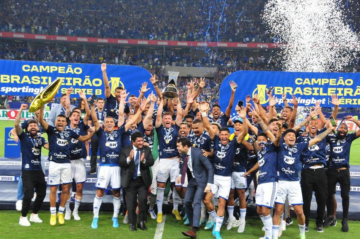 Cruzeiro levanta a taa da Srie B e faz festa no Mineiro