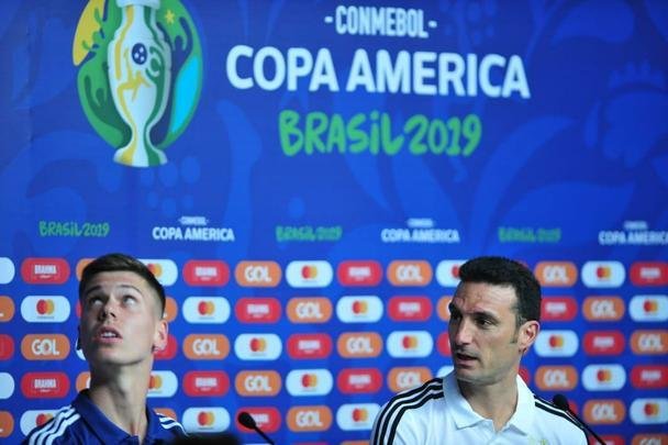 Tcnicos de Argentina e Paraguai, juntos de um jogador de cada equipe, em entrevista no Mineiro