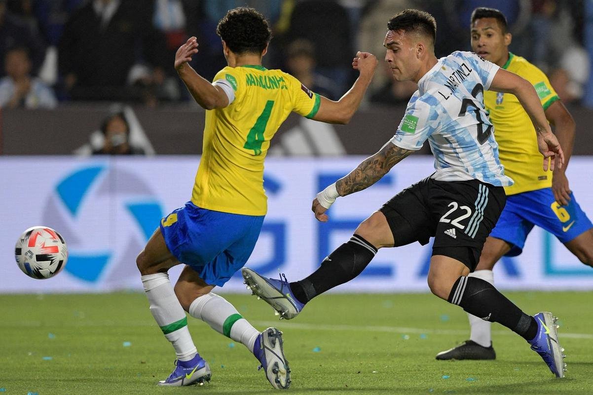 Sem Neymar, Brasil encarou a Argentina em clssico agitado pelas Eliminatrias