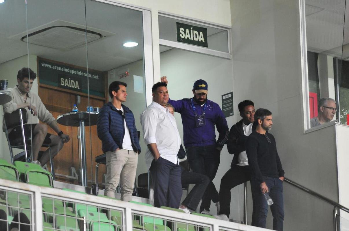 Investidor do Cruzeiro, Ronaldo marca presena em jogo contra o Grmio no Independncia