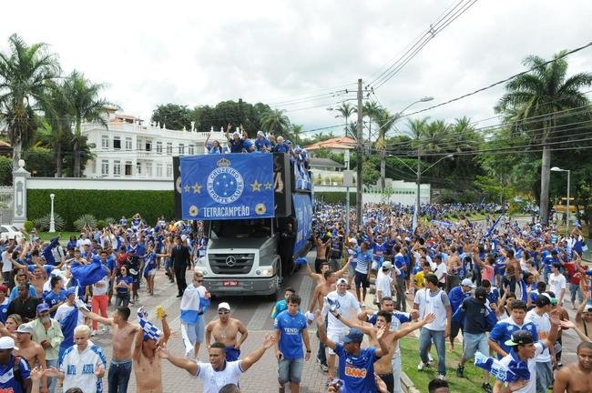 Antes do jogo com o Fluminense, em 7 de dezembro de 2014, jogadores do Cruzeiro desfilaram em carro aberto entre a Toca da Raposa II e o Mineiro, onde receberiam a taa de tetracampeo brasileiro. Uma multido azul tomou conta da Pampulha e festejou o quarto ttulo da Srie A. No jogo das faixas, a Raposa venceu o Tricolor por 2 a 1.