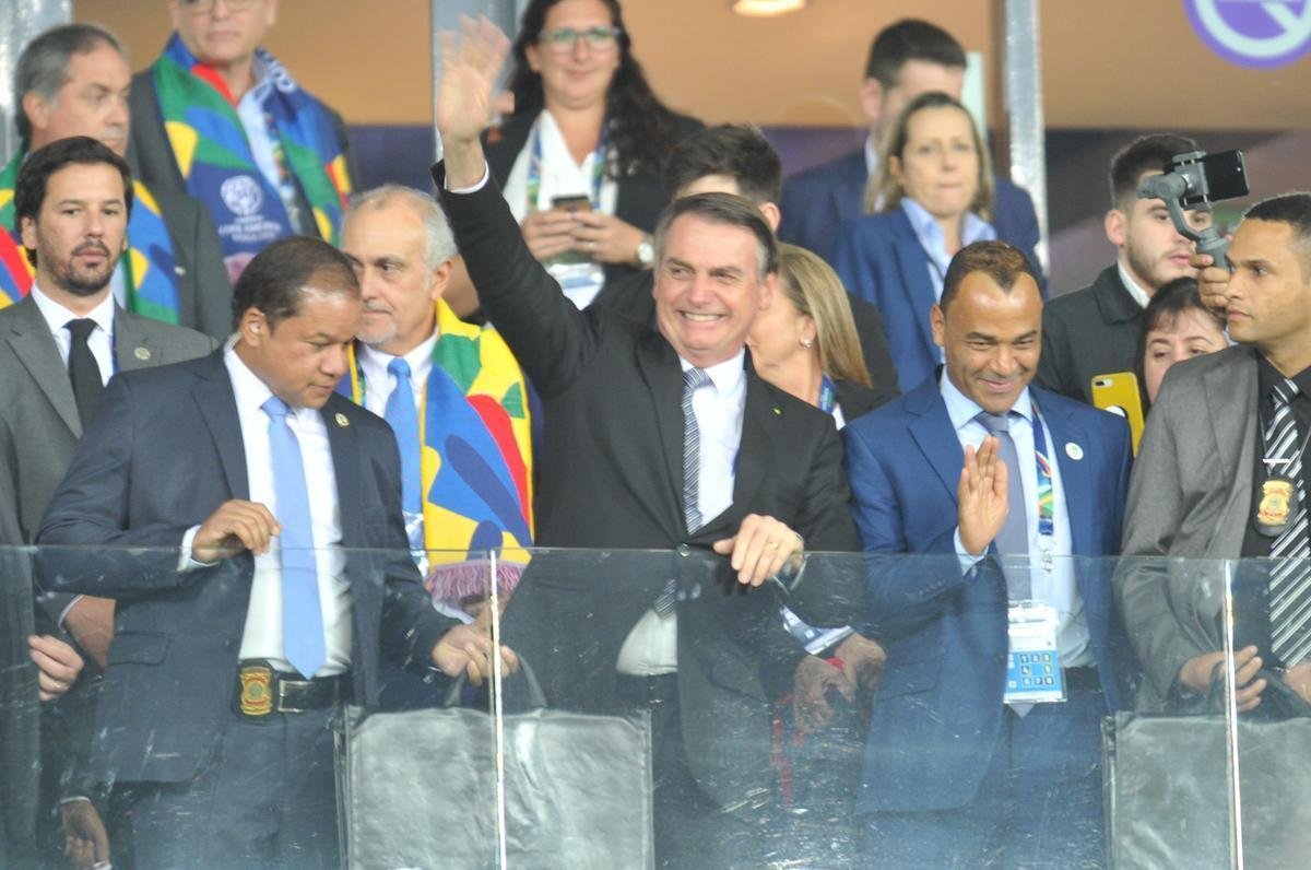 Governador de Minas, Romeu Zema, esteve no camarote do presidente Jair Bolsonaro no Mineiro durante jogo entre Brasil e Argentina pela semifinal da Copa Amrica